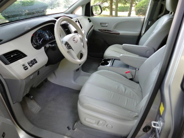 Toyota Sienna 2011 photo 4