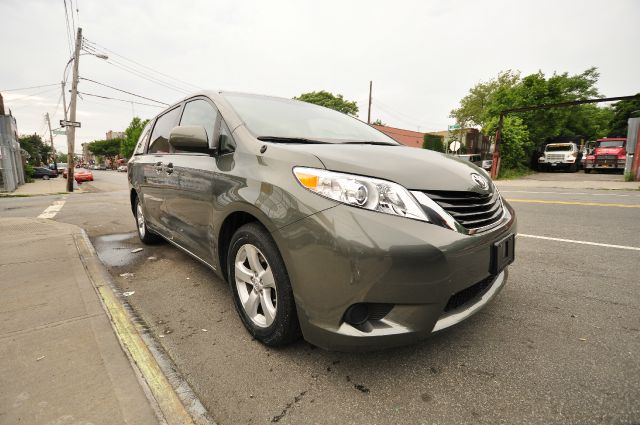 Toyota Sienna 2011 photo 1