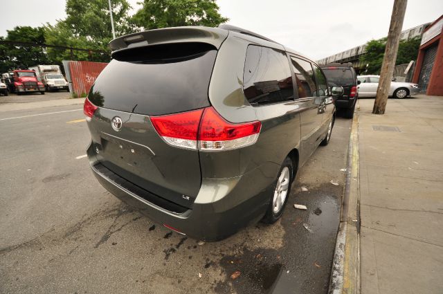 Toyota Sienna 2011 photo 2