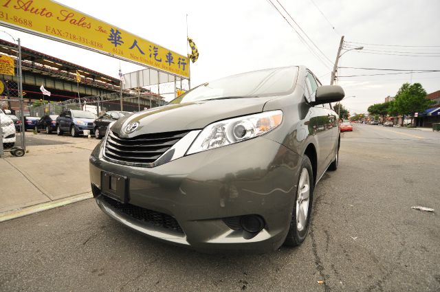 Toyota Sienna 2011 photo 3