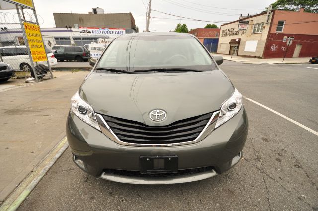 Toyota Sienna 2011 photo 4