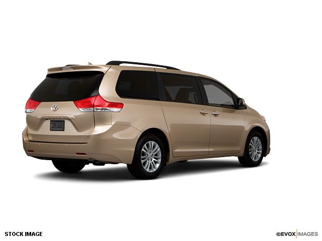 Toyota Sienna 2011 photo 4