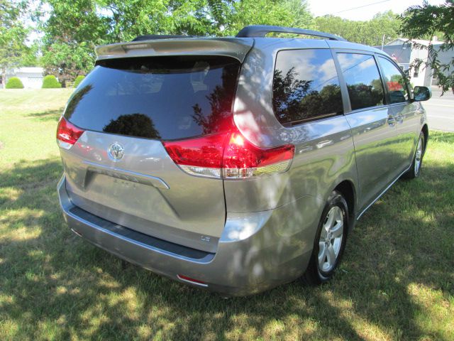 Toyota Sienna 2011 photo 1