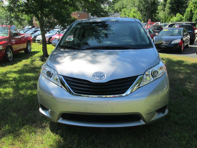 Toyota Sienna 2011 photo 2