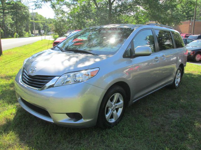 Toyota Sienna 2011 photo 3