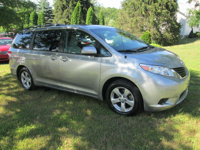 Toyota Sienna 2011 photo 4