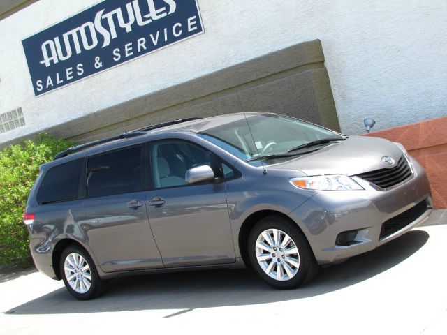 Toyota Sienna 2011 photo 1