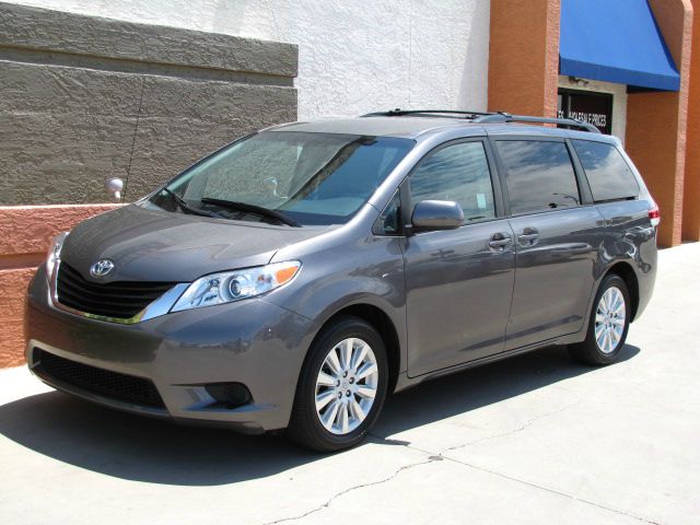 Toyota Sienna 2011 photo 2