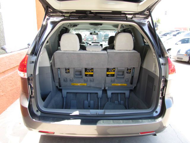 Toyota Sienna 2011 photo 3