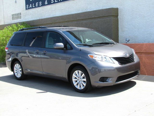 Toyota Sienna 2011 photo 4