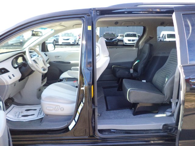 Toyota Sienna 2011 photo 3