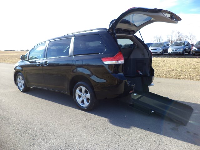 Toyota Sienna 2011 photo 4