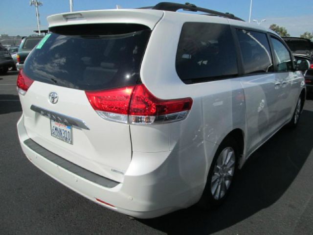 Toyota Sienna 2011 photo 1