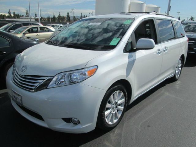 Toyota Sienna 2011 photo 2