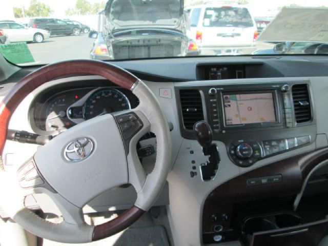 Toyota Sienna 2011 photo 3