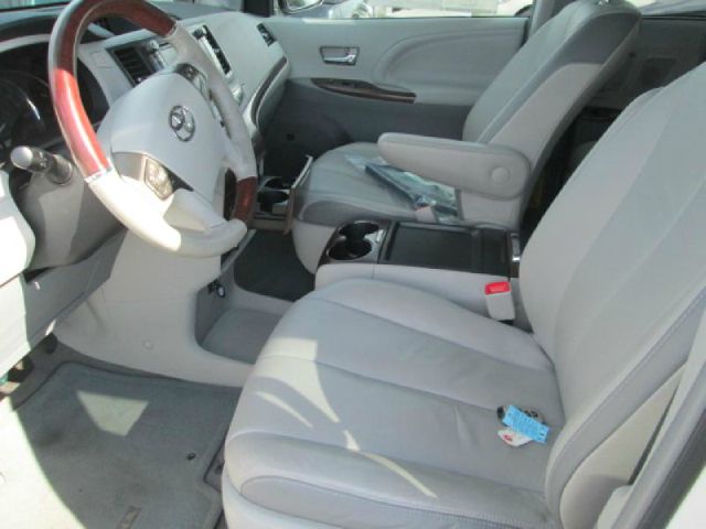 Toyota Sienna 2011 photo 4