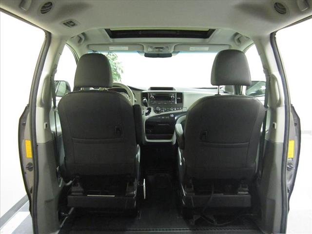 Toyota Sienna 2011 photo 10