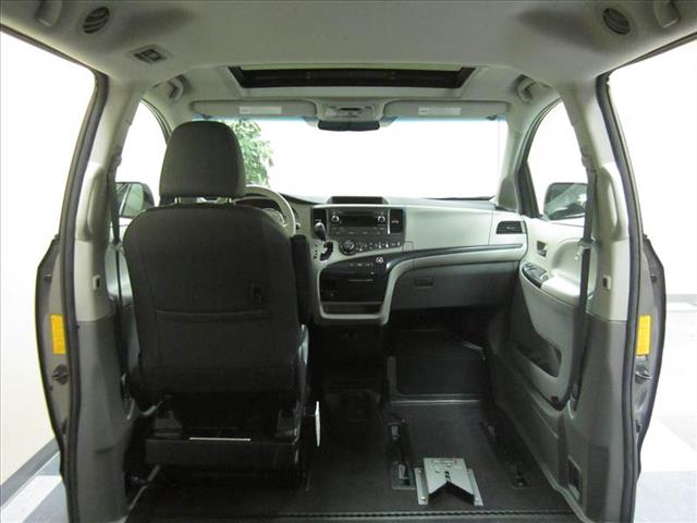 Toyota Sienna 2011 photo 11