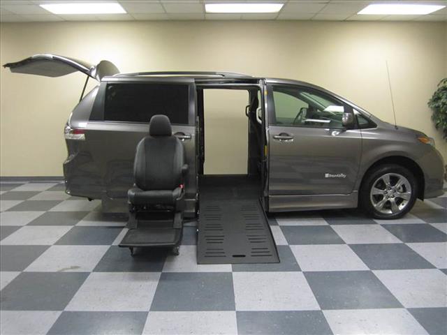 Toyota Sienna 2011 photo 12