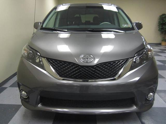 Toyota Sienna 2011 photo 13