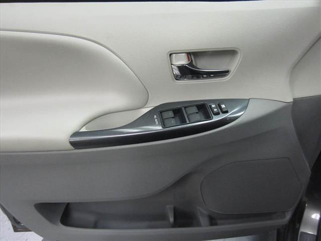 Toyota Sienna 2011 photo 16