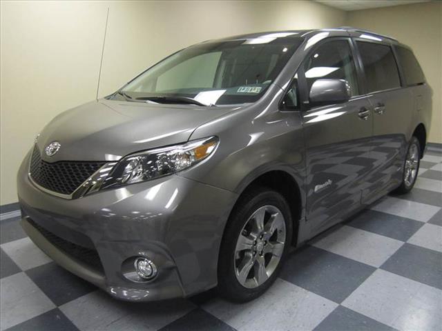 Toyota Sienna 2011 photo 17