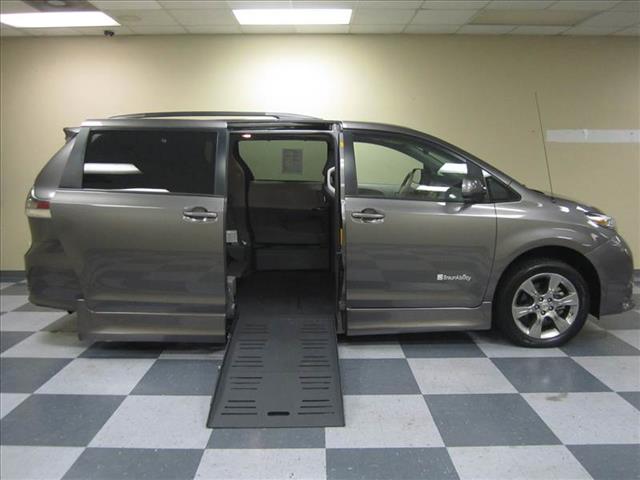 Toyota Sienna 2011 photo 18