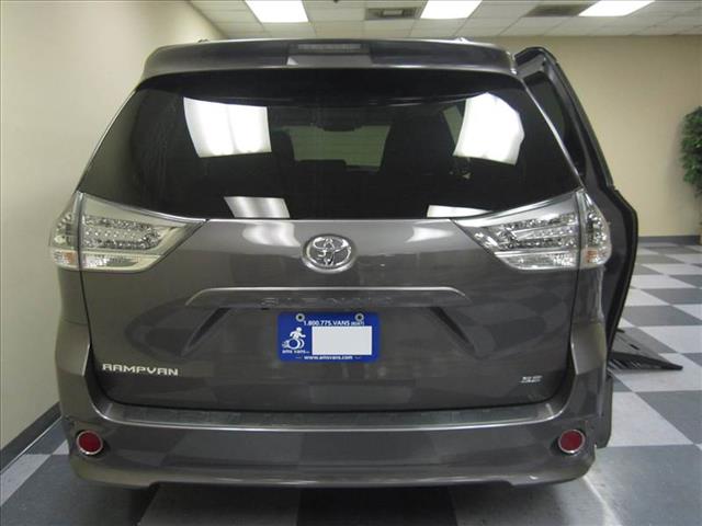 Toyota Sienna 2011 photo 19