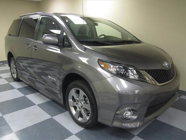 Toyota Sienna 2011 photo 20