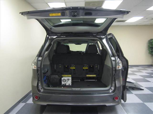 Toyota Sienna 2011 photo 21