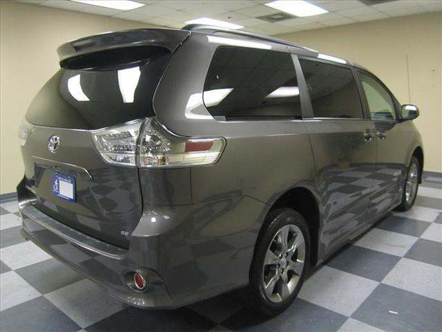 Toyota Sienna 2011 photo 23