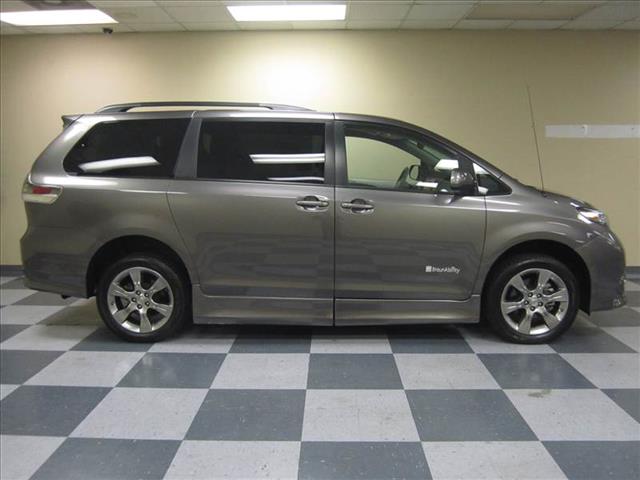 Toyota Sienna 2011 photo 24