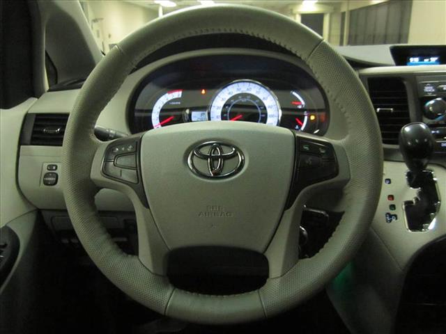 Toyota Sienna 2011 photo 25