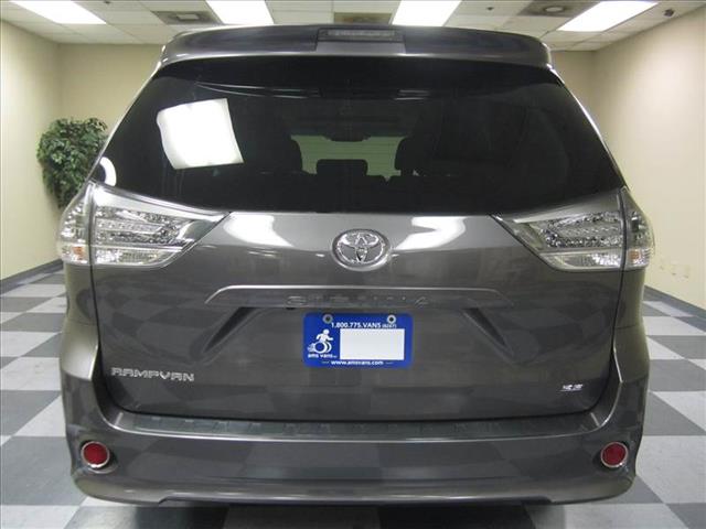 Toyota Sienna 2011 photo 26