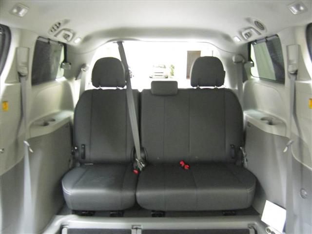 Toyota Sienna 2011 photo 4