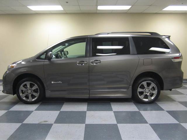 Toyota Sienna 2011 photo 6