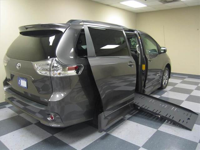 Toyota Sienna 2011 photo 7