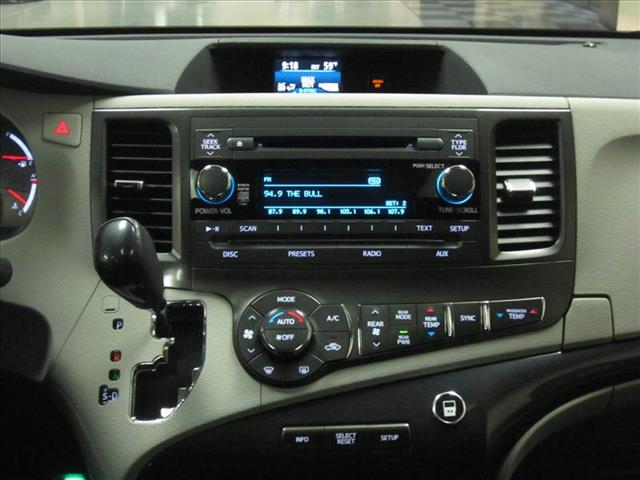 Toyota Sienna 2011 photo 8