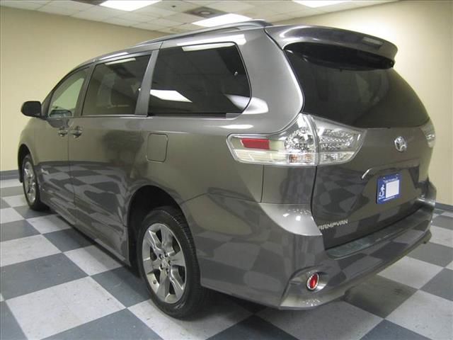 Toyota Sienna 2011 photo 9