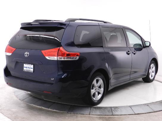 Toyota Sienna 2011 photo 2