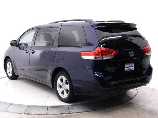 Toyota Sienna 2011 photo 3