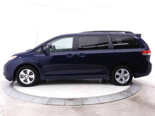 Toyota Sienna 2011 photo 4