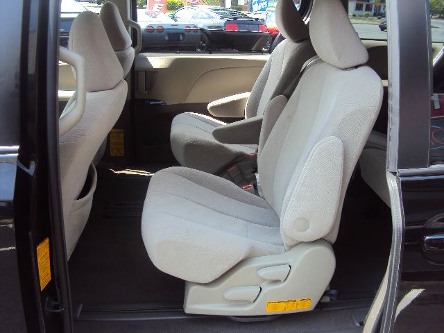 Toyota Sienna 2011 photo 10