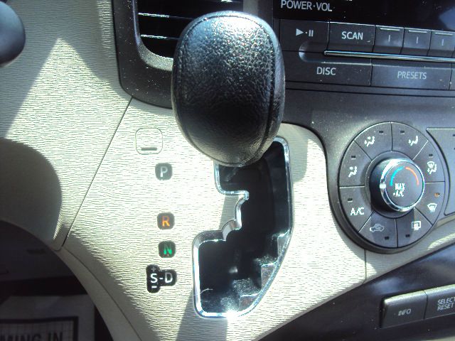 Toyota Sienna 2011 photo 14