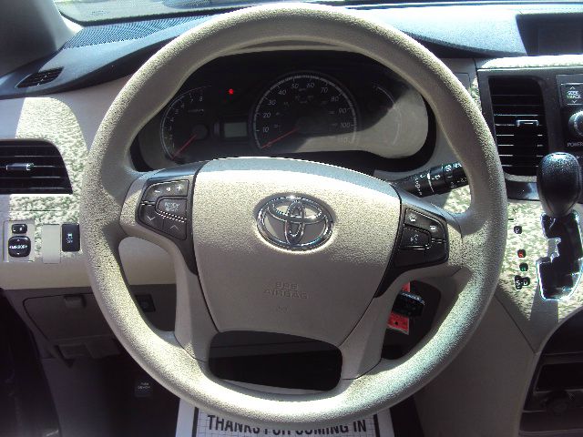 Toyota Sienna 2011 photo 15