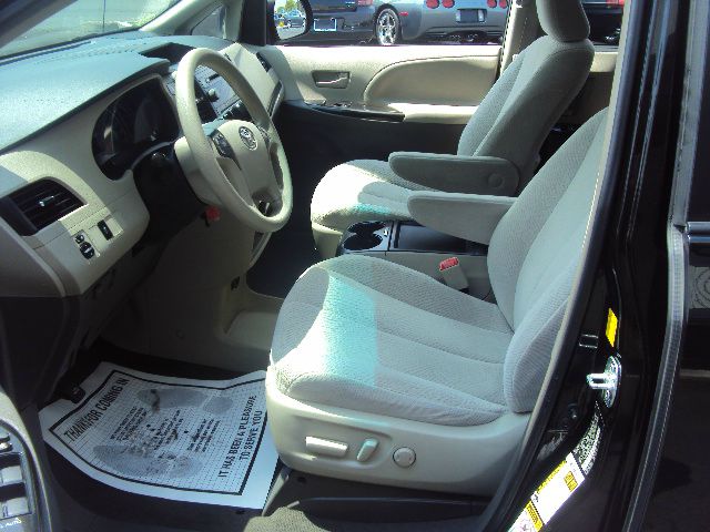 Toyota Sienna 2011 photo 19