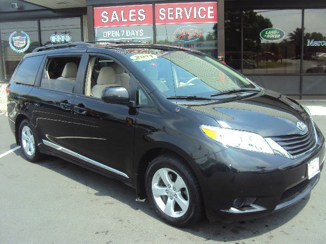 Toyota Sienna 2011 photo 2