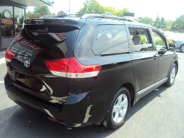 Toyota Sienna 2011 photo 21