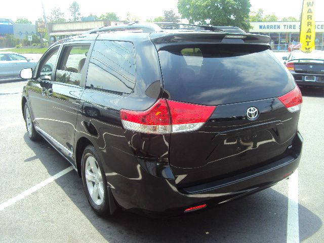 Toyota Sienna 2011 photo 23