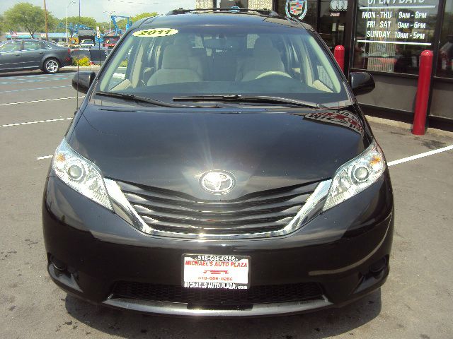 Toyota Sienna 2011 photo 24